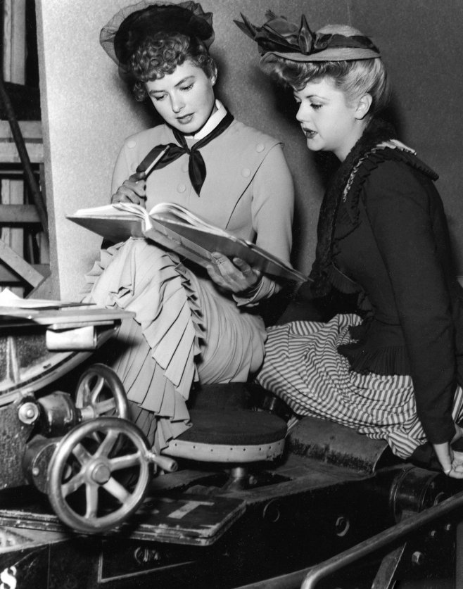  Ingrid Bergman (à gauche) et Angela Lansbury (à droite) en 1944 sur le tournage du film Gaslight 