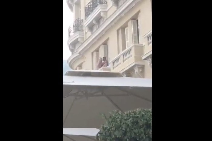 Un couple surpris en pleine action sur le balcon d'un hôtel à Monaco