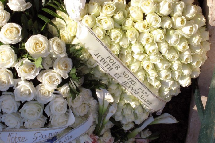 Des fleurs déposées sur sa tombe