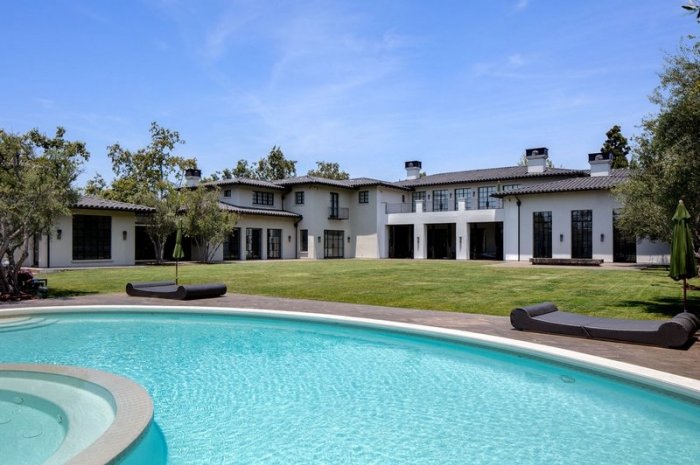 Une immense villa avec son grand jardin et une piscine extérieure