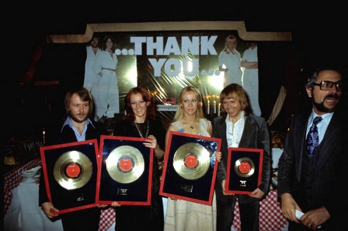 Le groupe ABBA couvert de disques d'or
