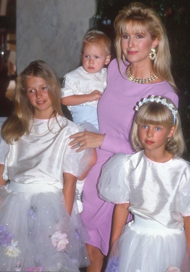 Kathy Hilton avec ses trois enfants en 1990
