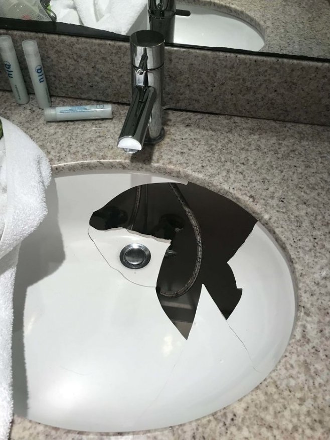 Un client qui a défoncé le lavabo des toilettes