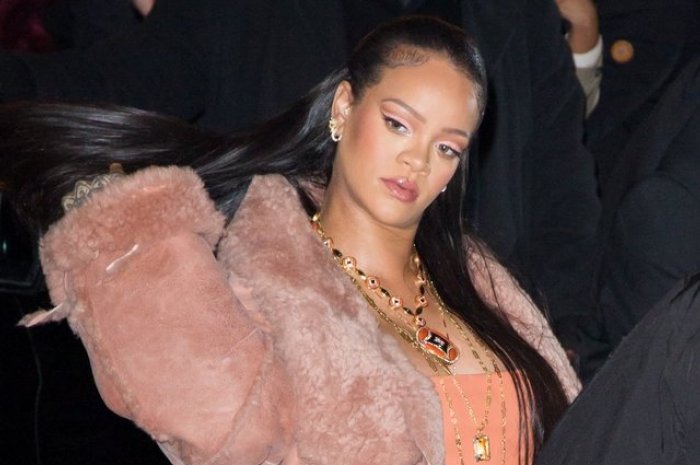Rihanna divine face aux photographes