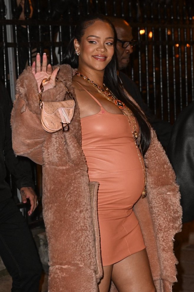 Rihanna enceinte saluant la foule à Paris