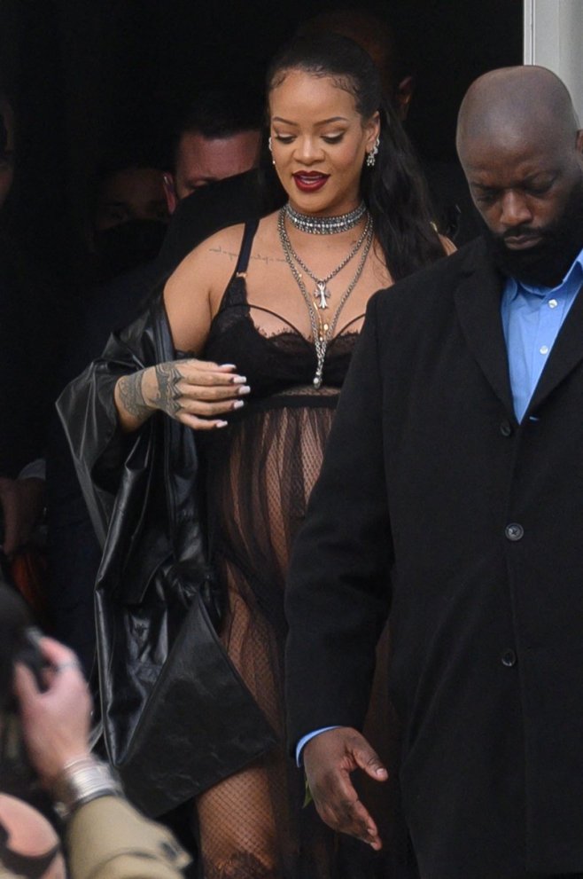 Rihanna dévoile son ventre arrondi à la Fashion Week
