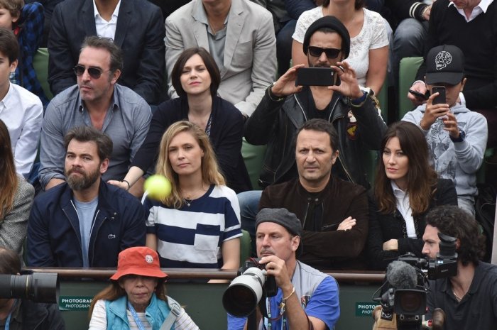 Arthur et Mareva Galanter dans les tribunes avec d'autres célébrités à Roland-Garros en 2016
