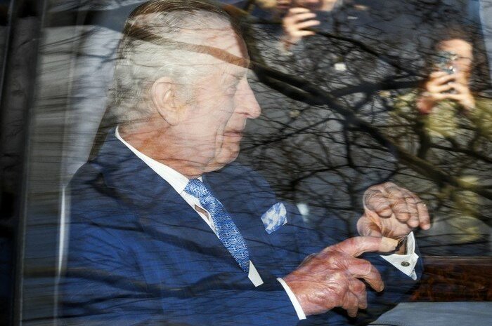 Le roi Charles III quittant Clarence House