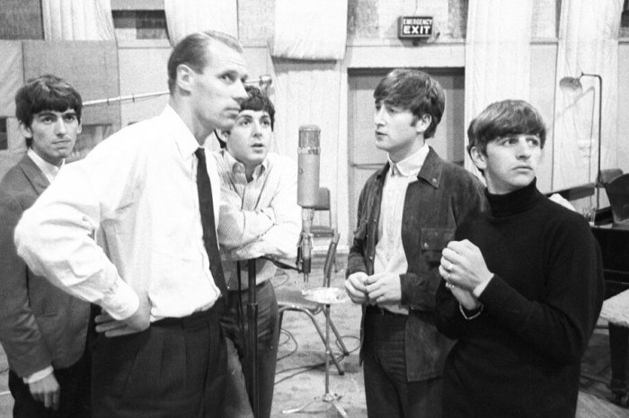 Le "Fab Four" en studio avec George Martin, le "cinquième Beatles"