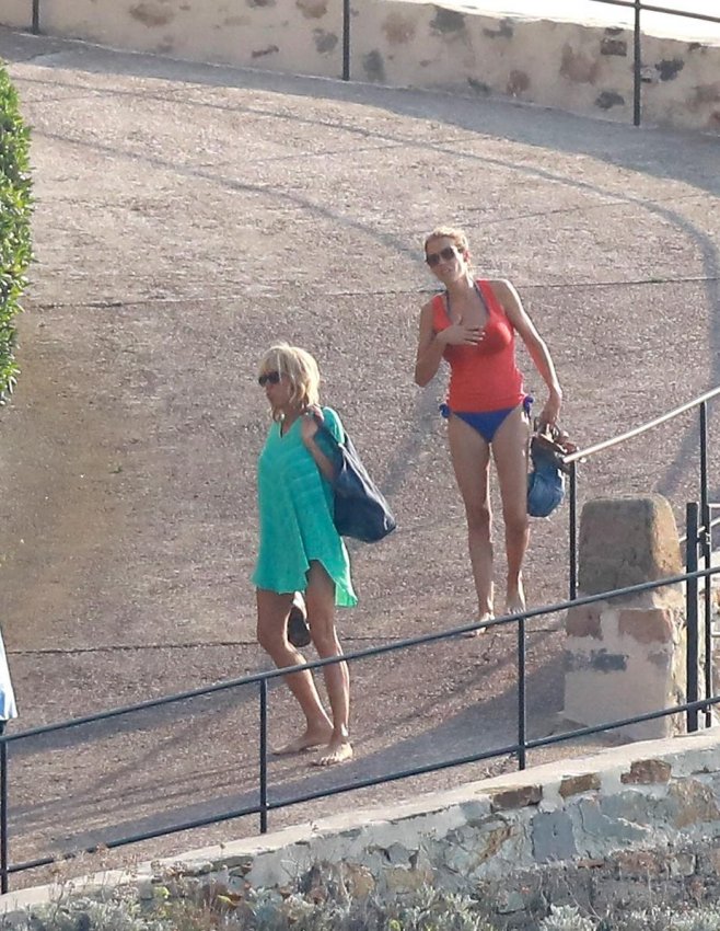 Brigitte Macron et sa fille, Tiphaine Auzière, rentrent d'une sortie à la plage