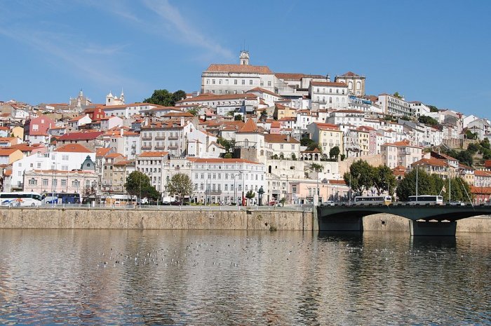 Coimbra : il s'agit d'une grande ville universitaire qui se situe au centre du Portugal. La commune possède un charme unique.