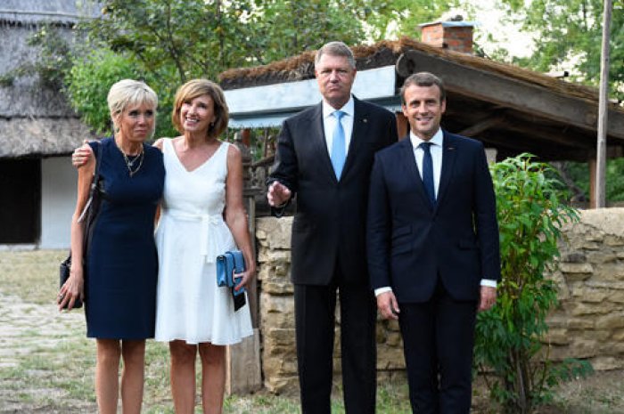 Roumanie : les couples présidentiels roumains et français posent ensemble