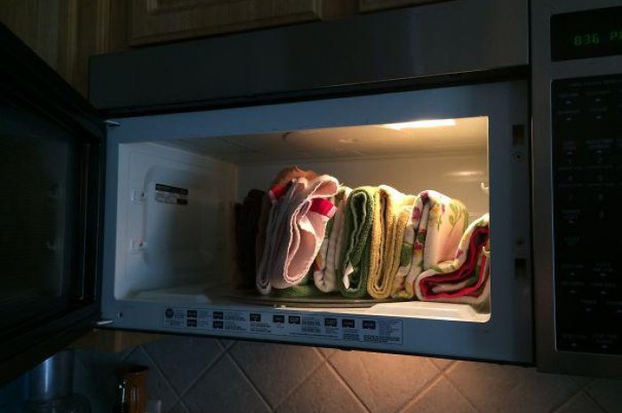 J'ai dit à mon mari que ces serviettes alleint dans la cuisine. Voilà là où il les a rangés.