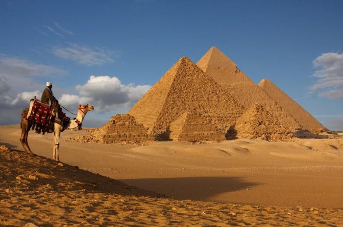19e : Pyramides de Gizeh (Egypte, 2560 avant J-C)