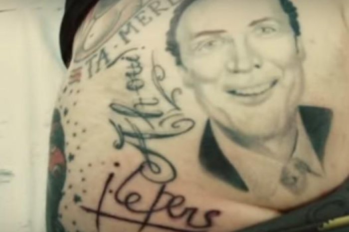 Un fan du nom de Loris s'est fait tatouer le visage de l'animateur Julien Lepers