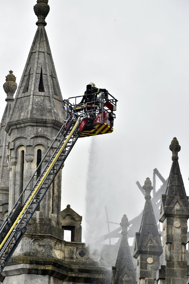 Les pompiers sont équipés de plusieurs échelles afin d'atteindre le sommet de l'église