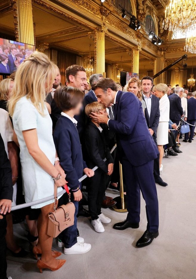 Brigitte Macron, au second plan, avec ses proches à l'Elysée