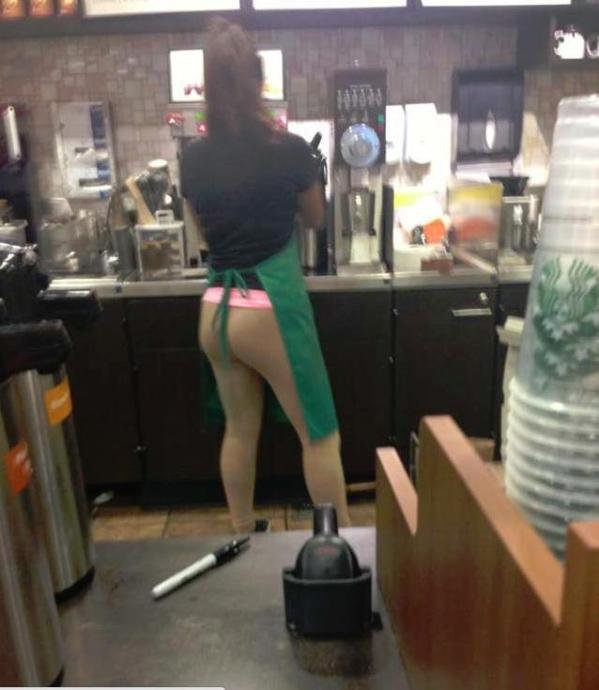 Cette serveuse travaille-t-elle sans pantalon ?