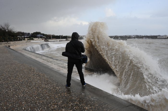 Des vagues-submersion à La Rochelle, en Charente-Maritime