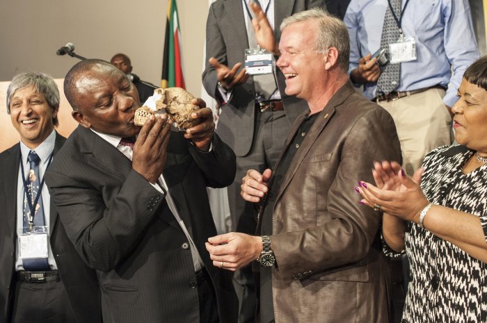 Le député sud-africain Cyril Ramaphos embrasse un crâne