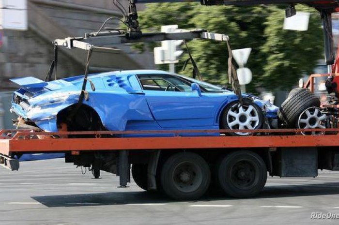 Le propriétaire de cette Bugatti EB110 s'est planté après une course sauvage
