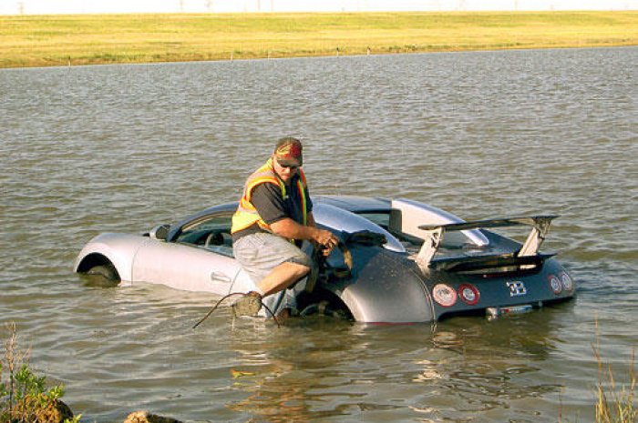 Cette Bugatti Veyron a pris l'eau... C'est 1,5 million d'euros qui coulent aussi