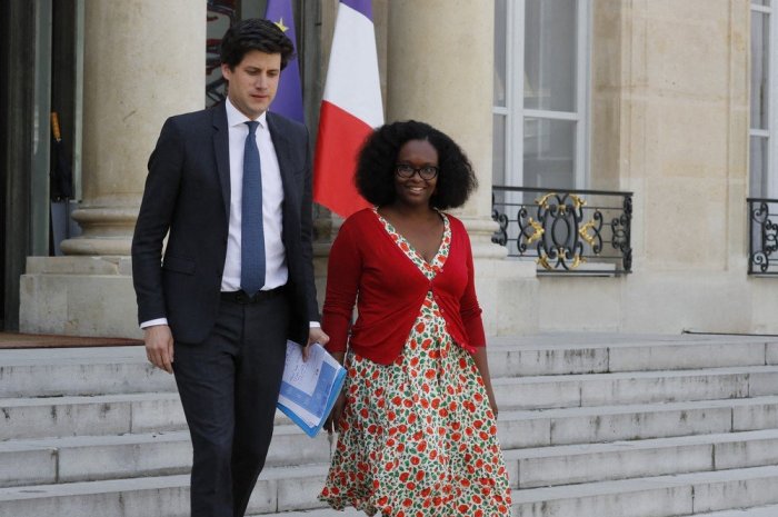Sibeth Ndiaye dans une robe à fleurs "coquelicot" le 22 mai 2019