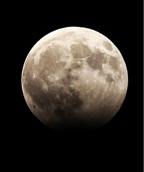 L'éclipse partielle de la lune était visible jusqu'au Koweït, au Moyen-Orient