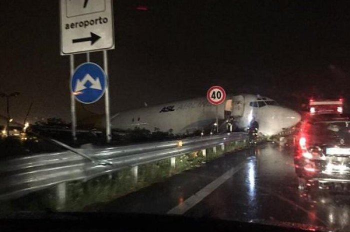 Après un atterrissage en catastrophe, l'avion a bloqué la moitié de la voie