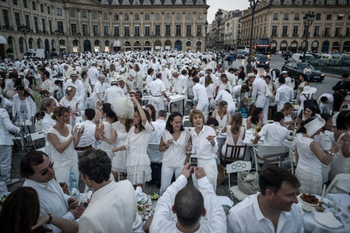 La 28e édition du "dîner en blanc" place Vendôme
