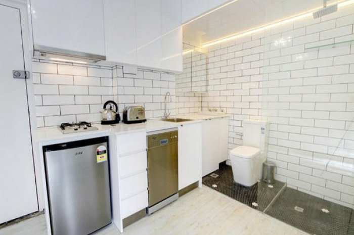 La nouvelle mode des toilettes/salle-de-bain dans la cuisine (350$/ semaine à Sydney, Australie)
