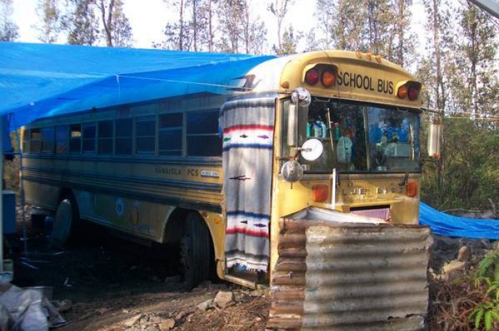 Mobil-home à louer… dans un ancien bus scolaire (200 $/mois à Big Island, Hawaï)