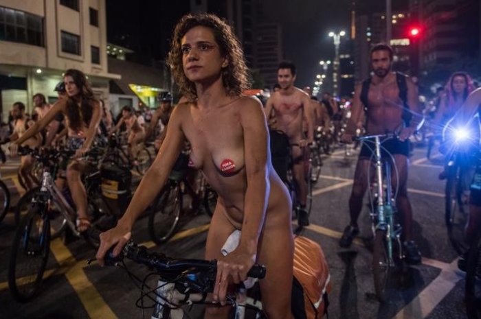 Ces cyclistes manifestent tout nus pour lutter contre la mortalité routière