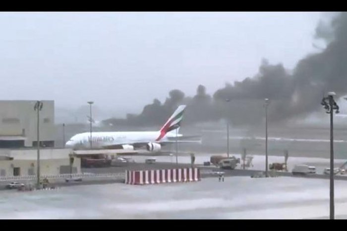 L'épaisse fumée noire dégagée par l'engin a recouvert l'aéroport