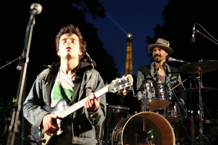 Un groupe donne un concert devant la Tour Eiffel