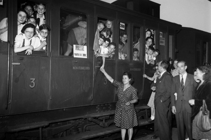 Des enfants dans le train qui les emmènent en vacances le 19 juillet 1947 à la Gare de l’Est (Paris)