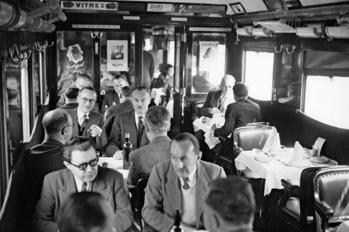 Des hommes déjeunent dans le restaurant de l’Orient Express, en avril 1946