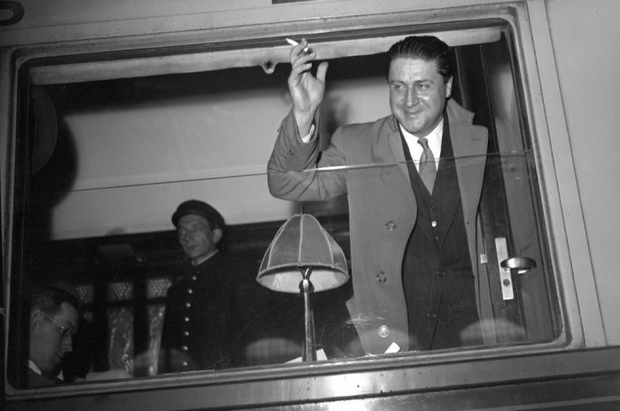 L’écrivain Henri Troyat le 19 mai 1947 à la Gare du Nord, une cigarette à la main