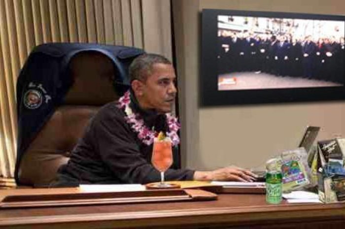 Obama regarde le rassemblement à la télé... avec un cocktail et un collier hawaïen