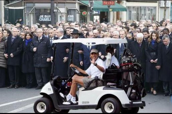 Obama salue le rassemblement depuis sa voiturette de golf