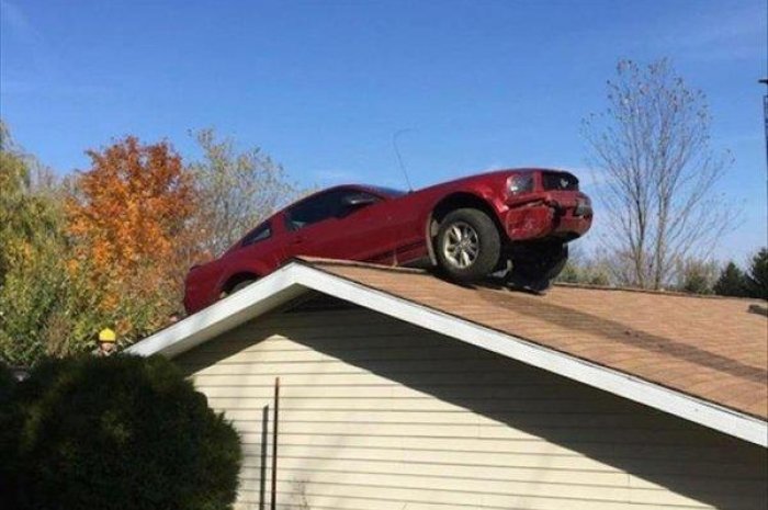 Mais comment cette voiture s'est-elle retrouvée sur le toit et quasiment sans le moindre dégât ?