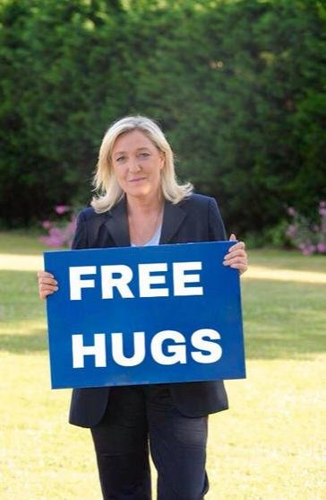 Marine Le Pen fait des câlins gratuitement