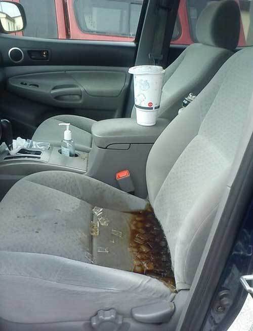 Cette personne a dû regretter de boire son soda au volant