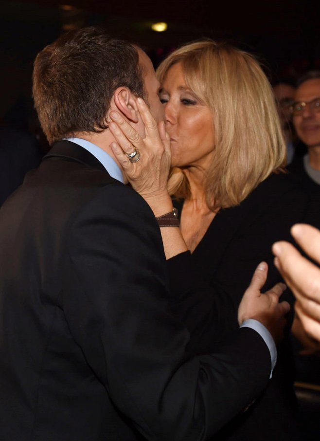 Emmanuel et Brigitte Macron s'embrassent après un meeting à Talence, en mars dernier