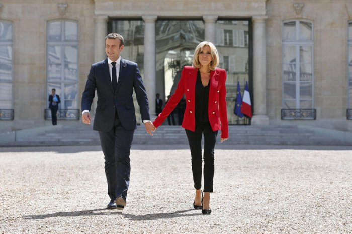 Emmanuel et Brigitte Macron arrivent dans la cour de l'Elysée, main dans la main