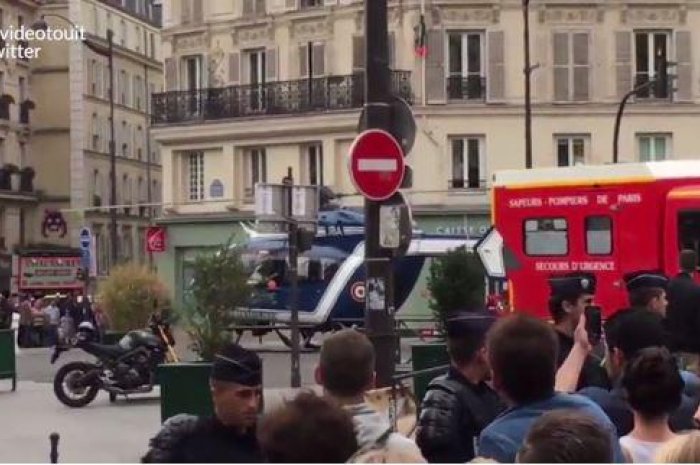 L'hélicoptère arrive près de la gare de l'Est, à Paris