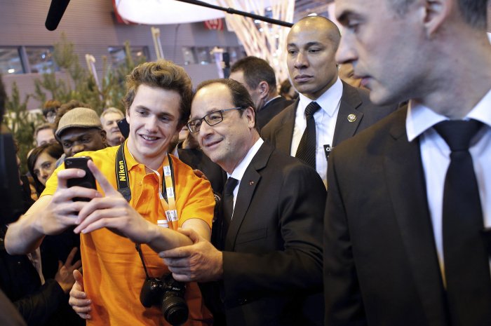 Selfie avec un jeune homme pour François Hollande