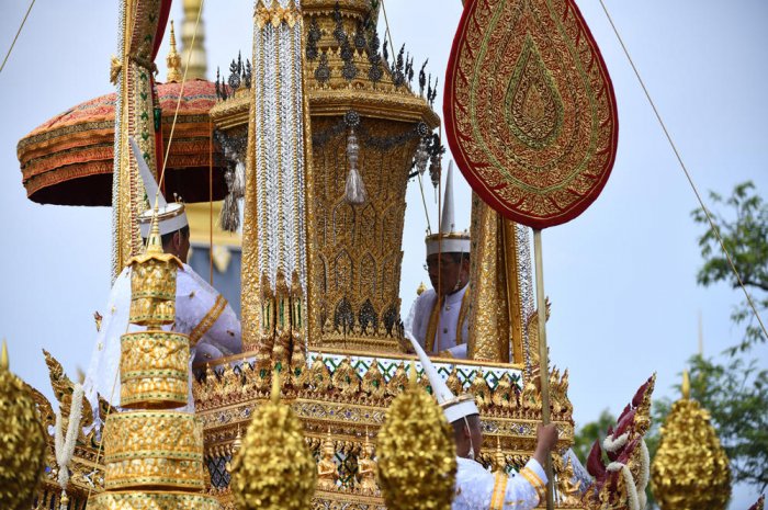 Défilé du char royal en hommage au roi de Thaïlande