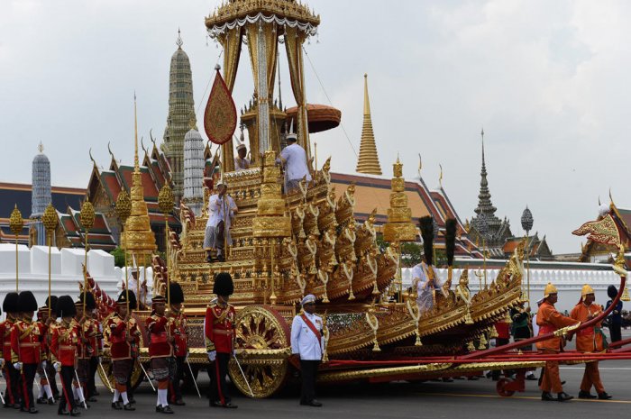 Char royal en hommage au roi de Thaïlande