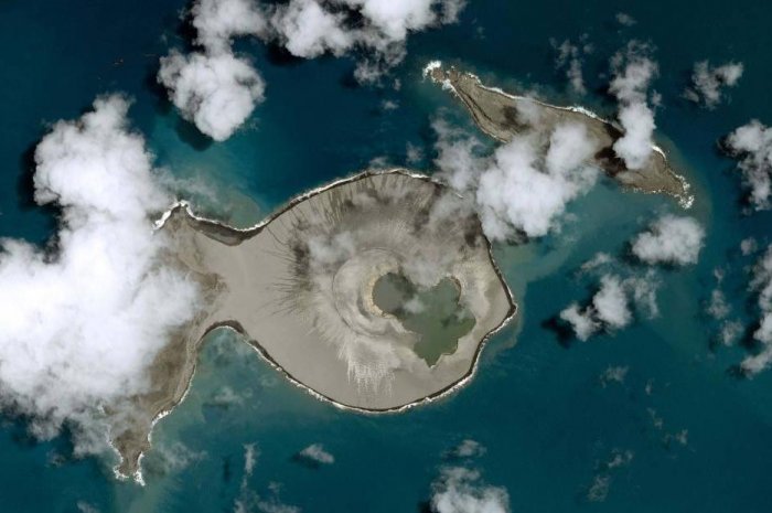 L'image satellite après l'apparition de l'île